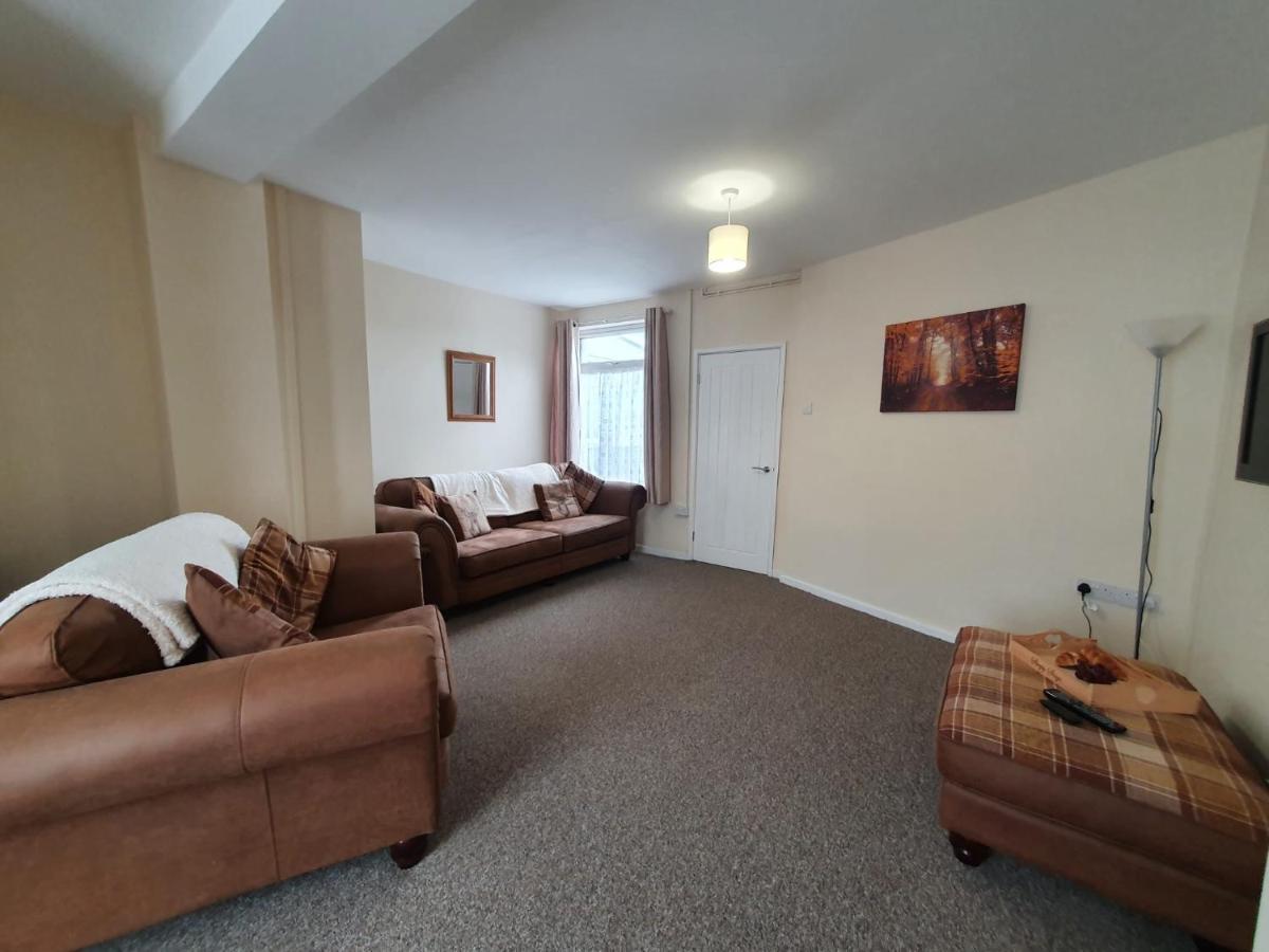2 Bed House, Contractors & Holiday Guests Welcomed Dowlais Kültér fotó