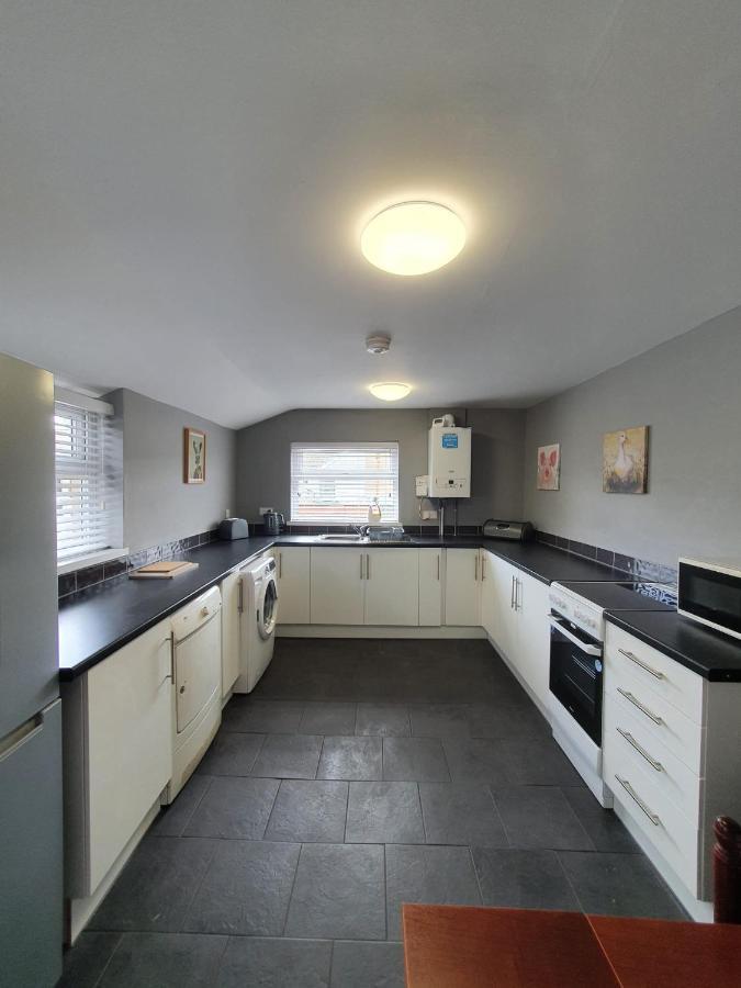 2 Bed House, Contractors & Holiday Guests Welcomed Dowlais Kültér fotó