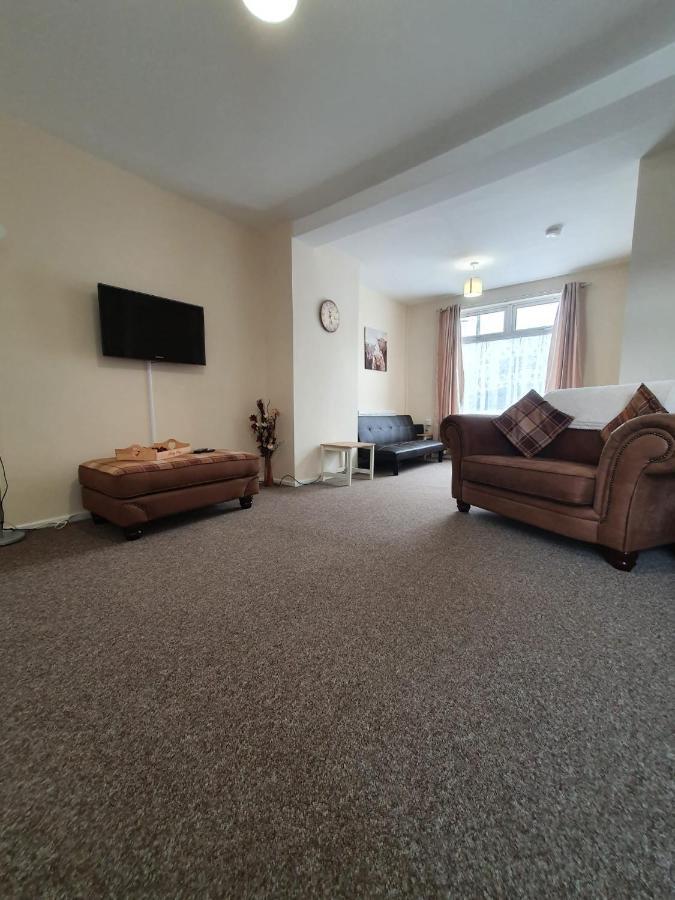 2 Bed House, Contractors & Holiday Guests Welcomed Dowlais Kültér fotó
